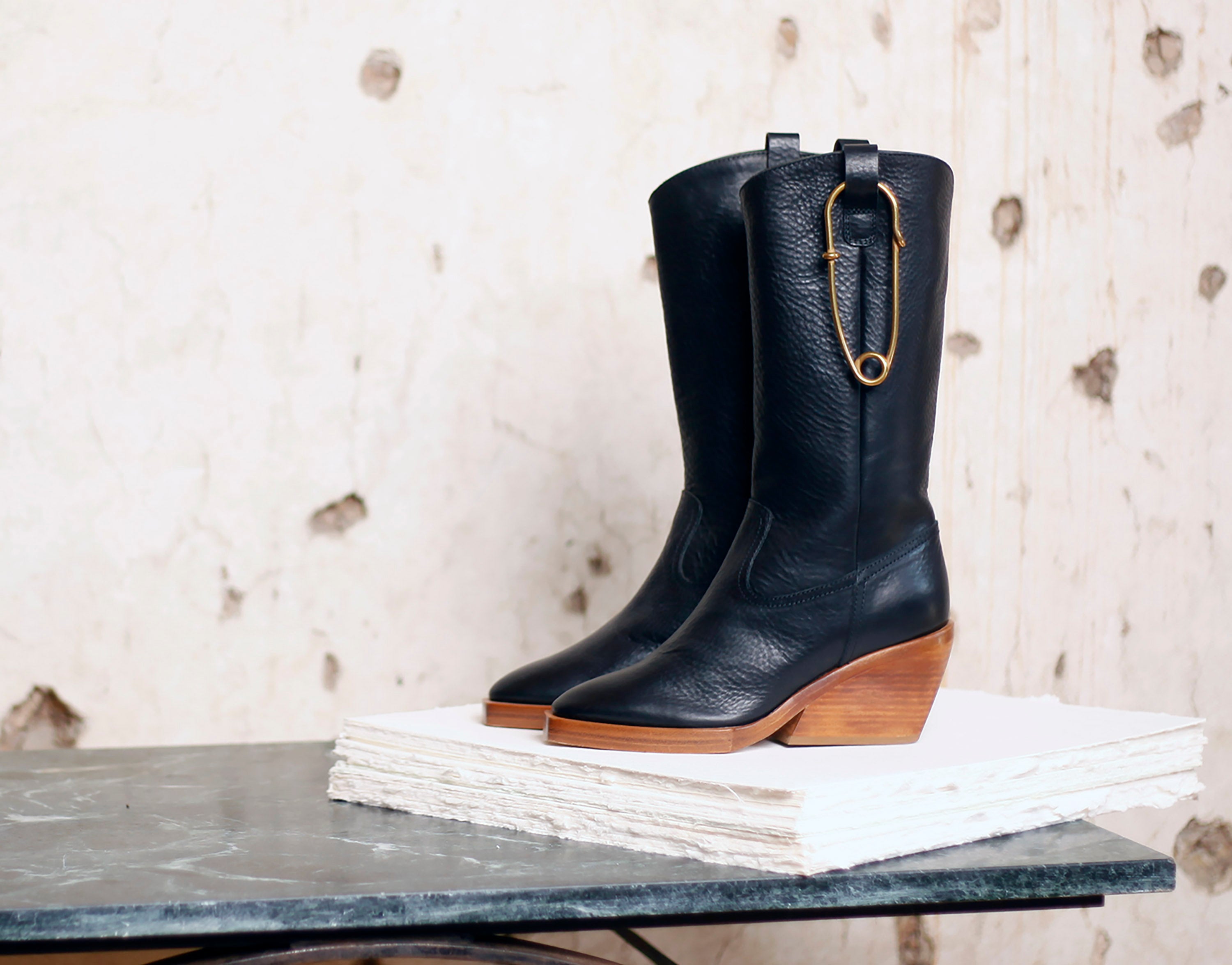 The Cawboy in Kapoor Black