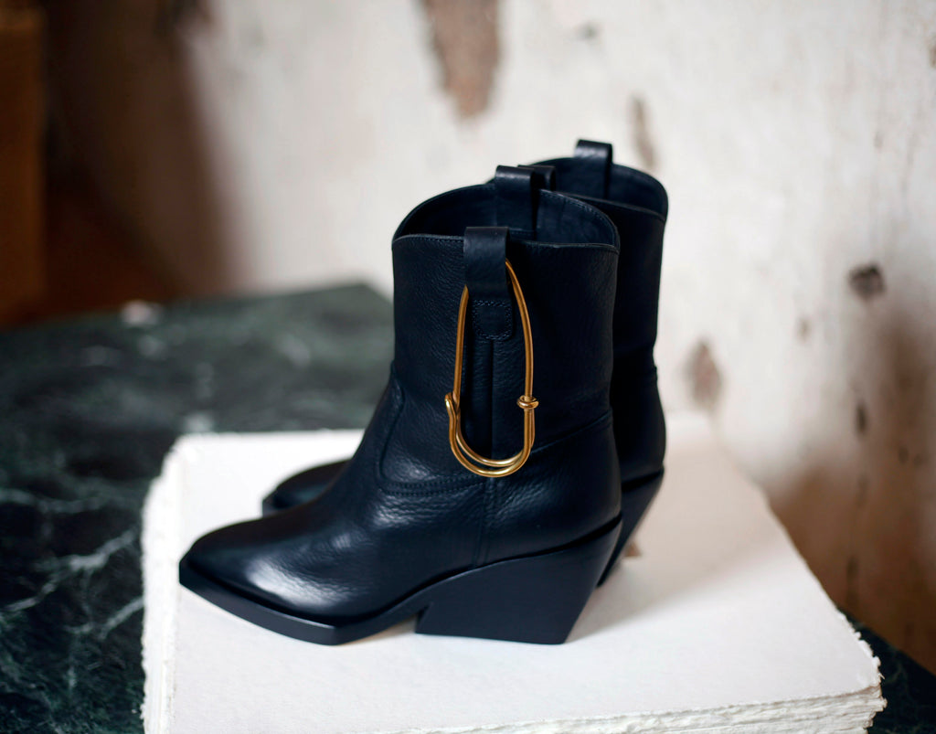 The Holly Beach in Kapoor Black