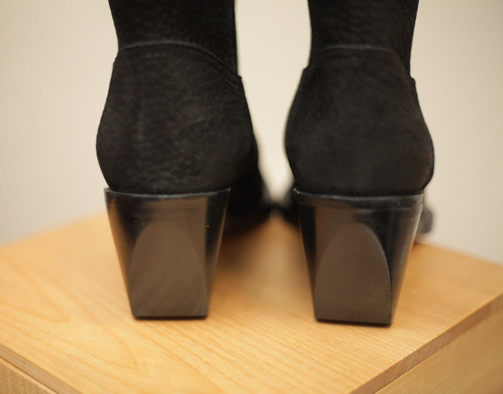 The Holly Beach in Black