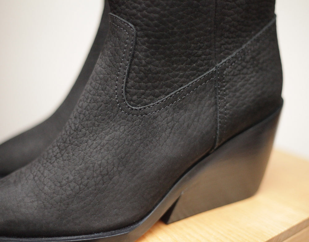 The Holly Beach in Black