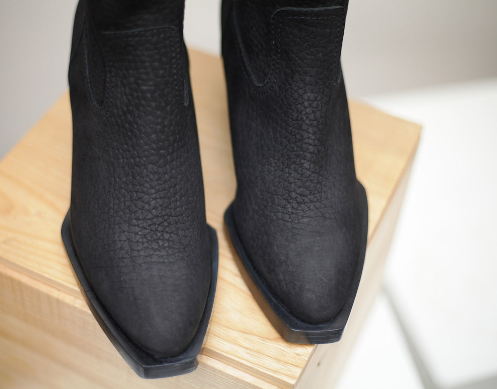 The Holly Beach in Black