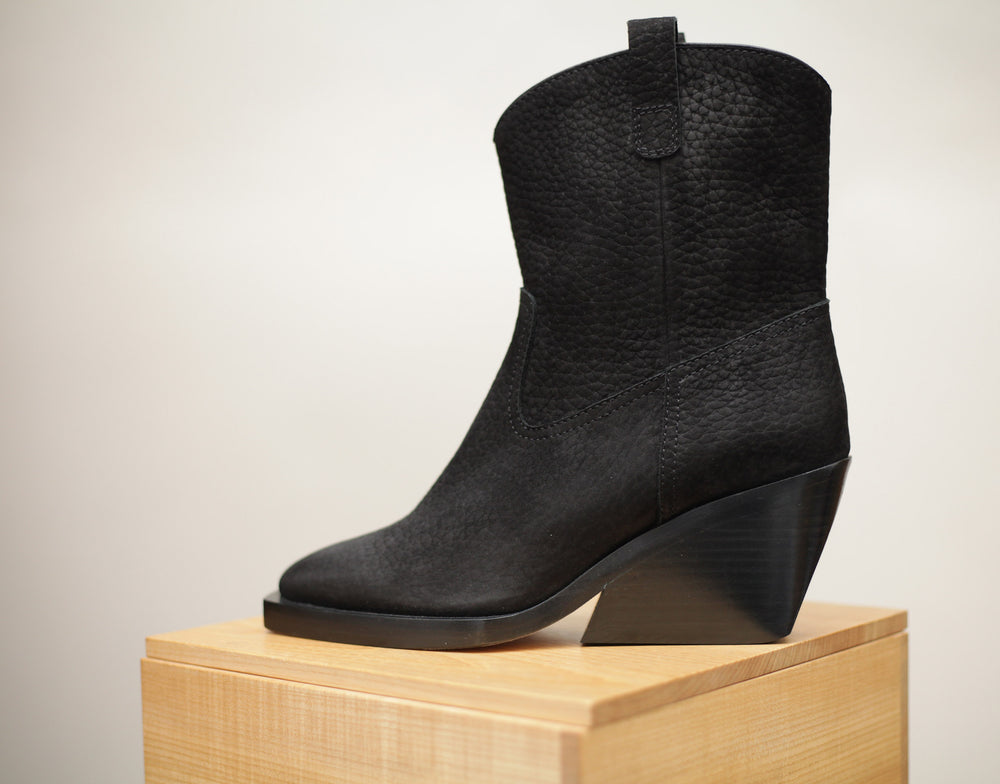 The Holly Beach in Black