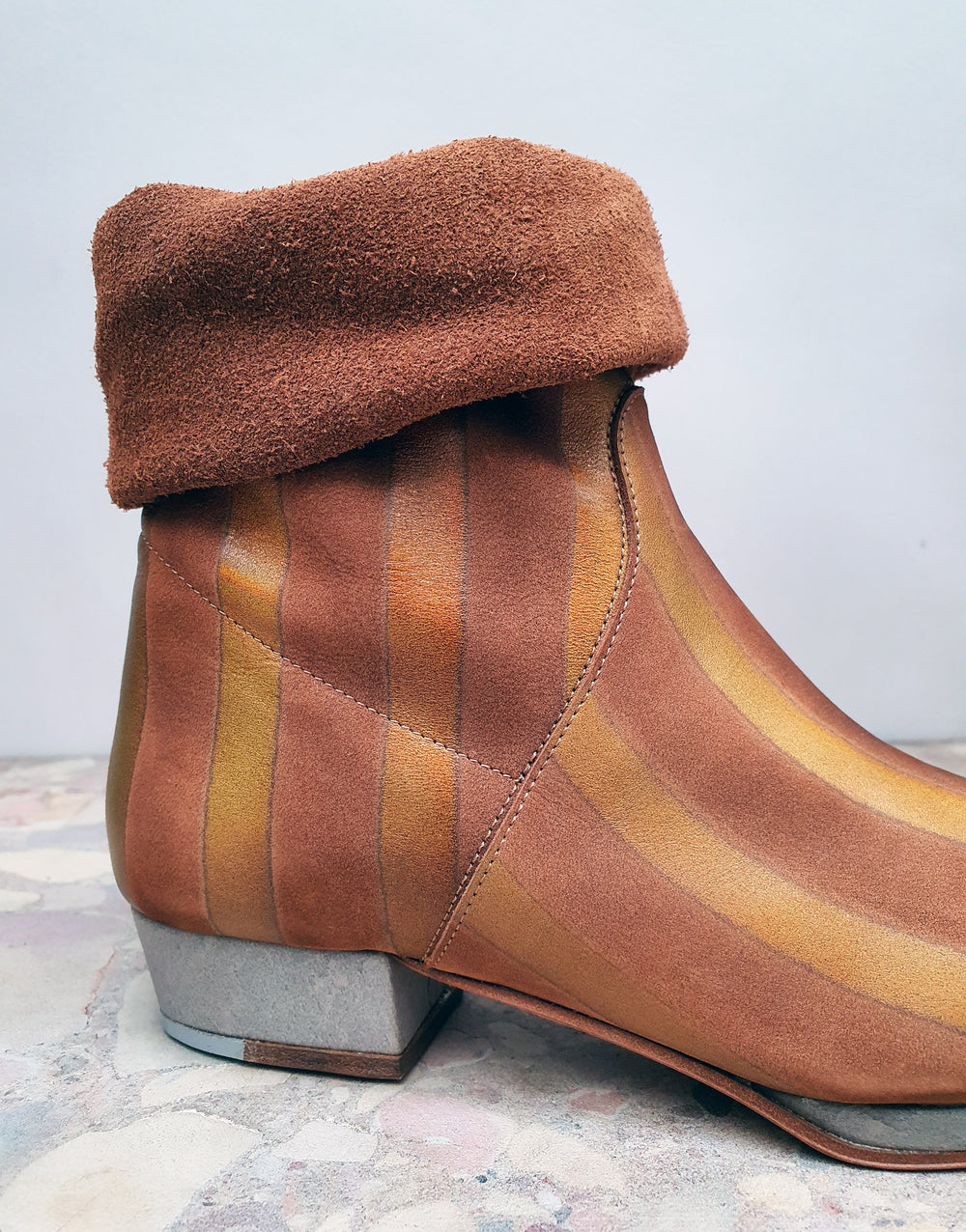 The Olla in gold paint stripe