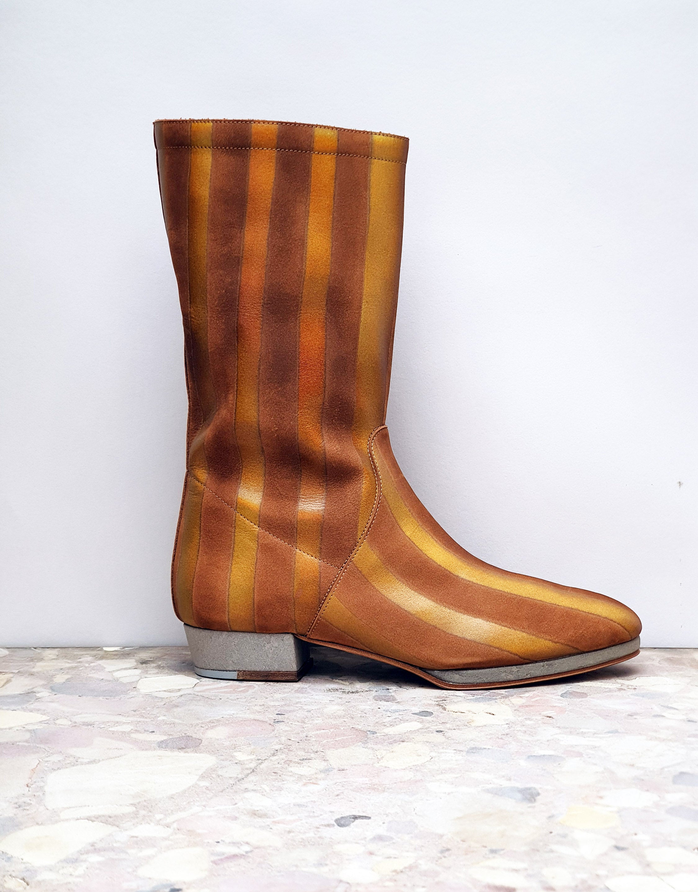 The Olla in gold paint stripe