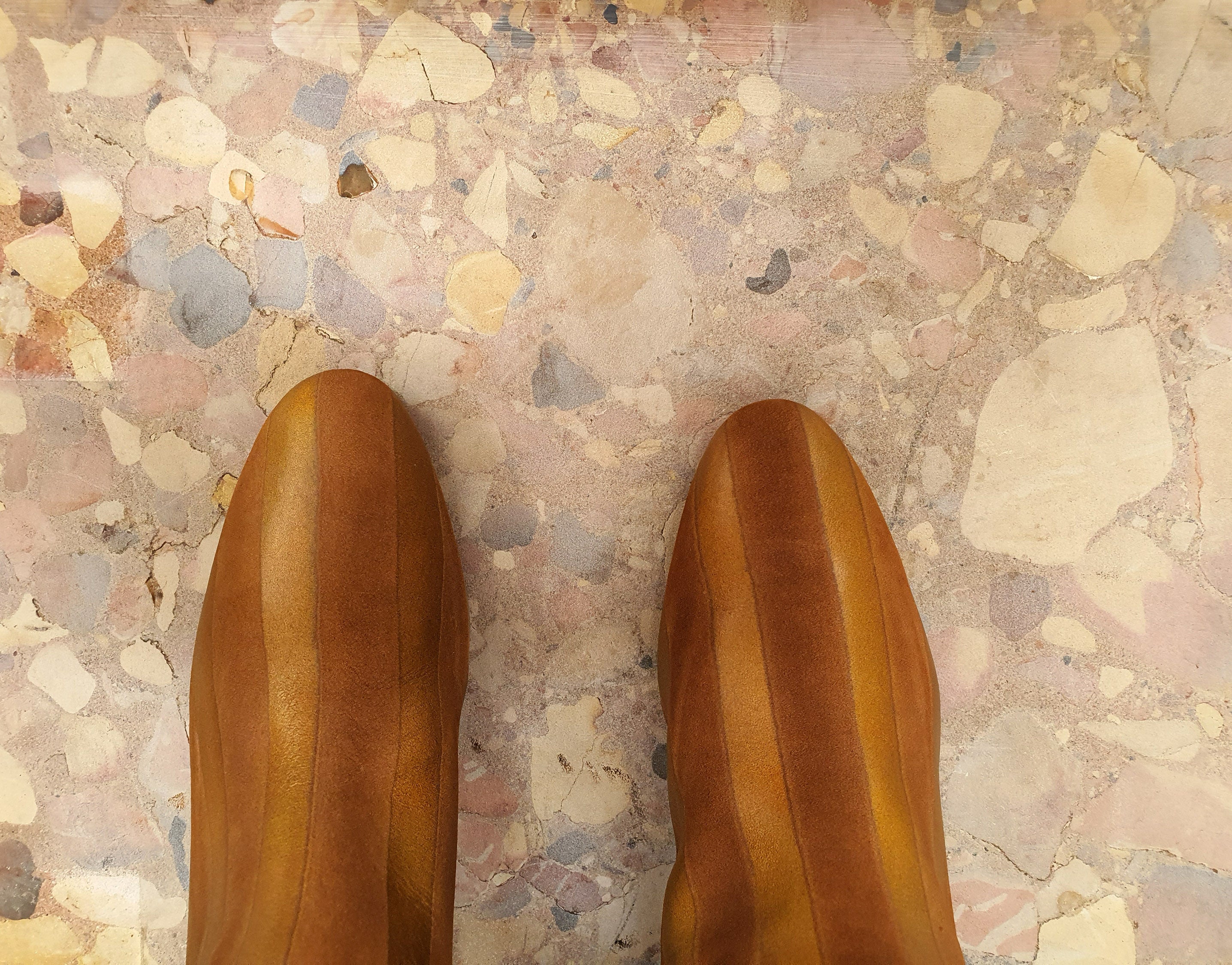 The Olla in gold paint stripe